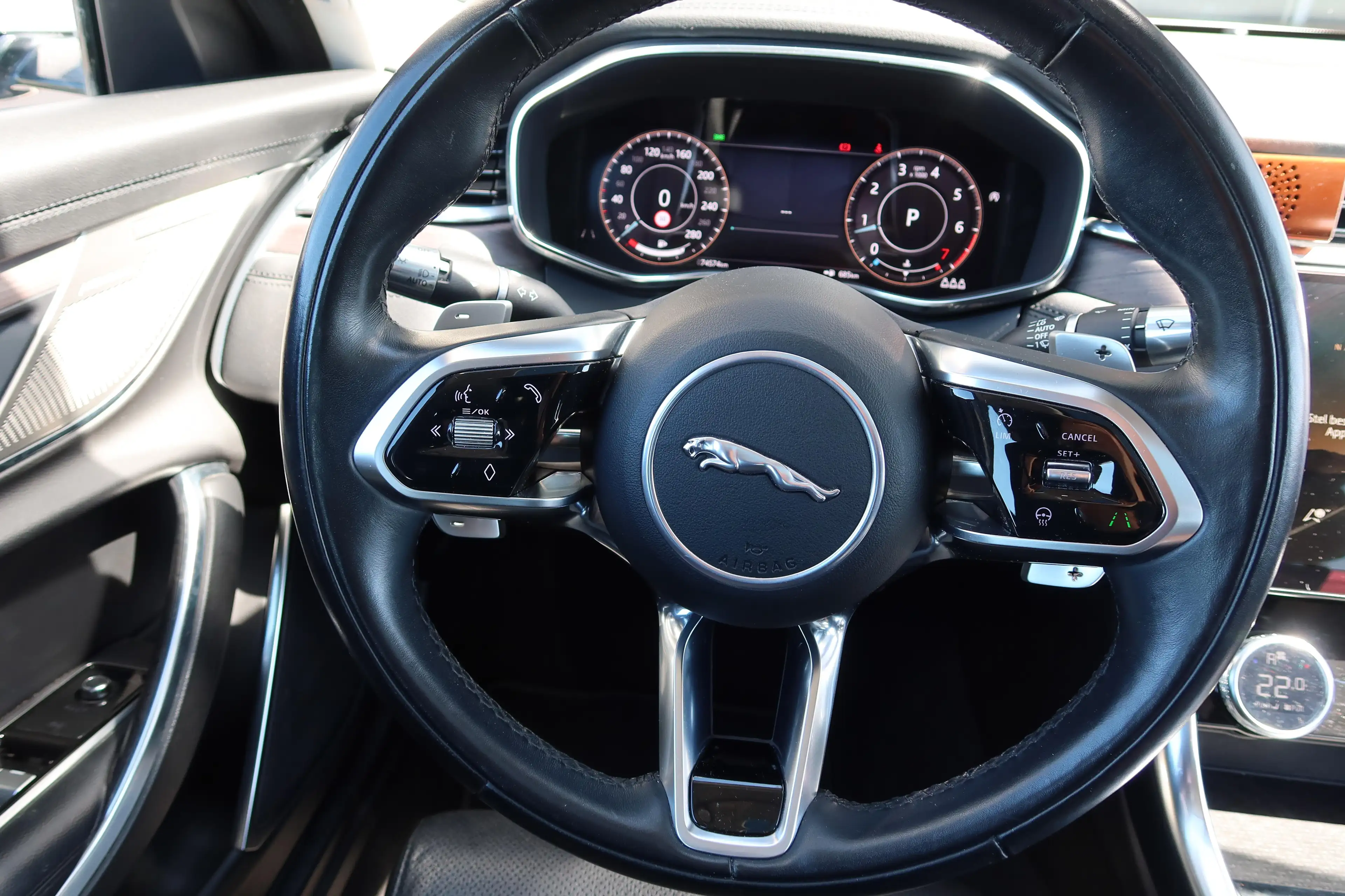 Jaguar XF P250 SE RWD — photo 12