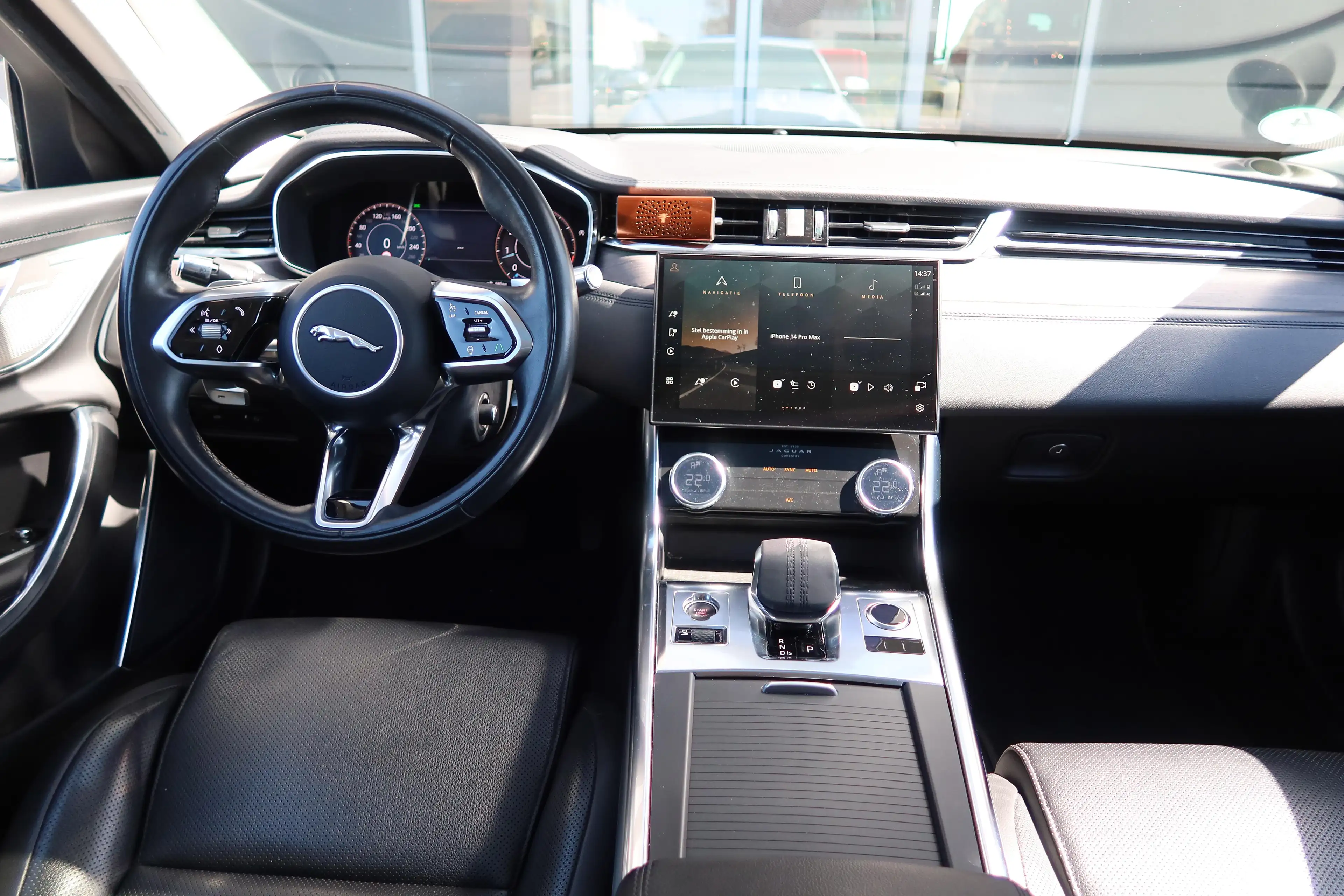 Jaguar XF P250 SE RWD — photo 11