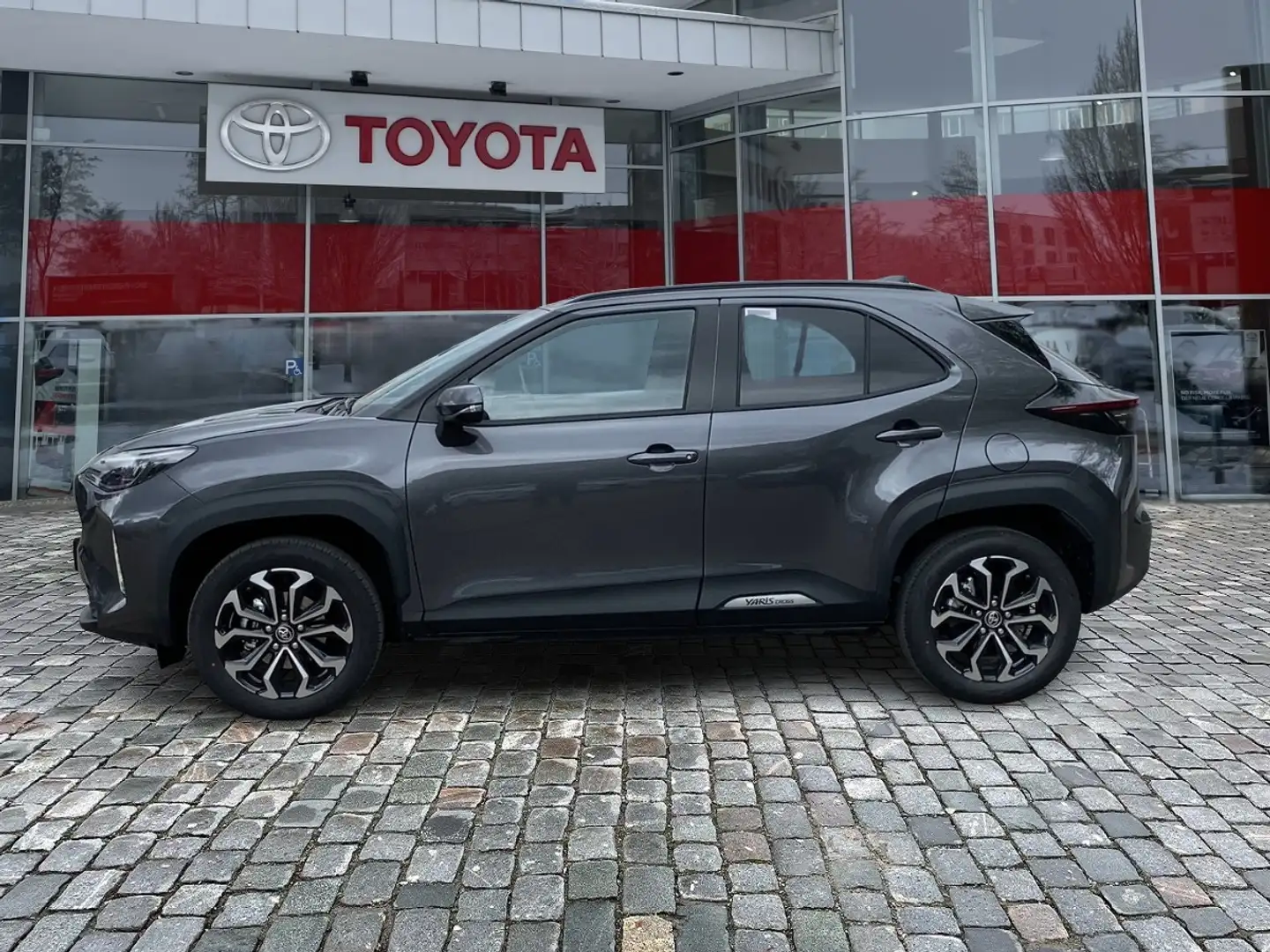 Toyota Yaris Cross 1.5 E FWD Teamplayer FLA ACC SpurH Grijs - 2