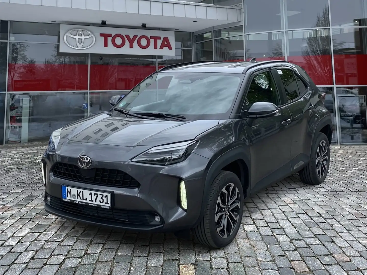 Toyota Yaris Cross 1.5 E FWD Teamplayer FLA ACC SpurH Grijs - 1