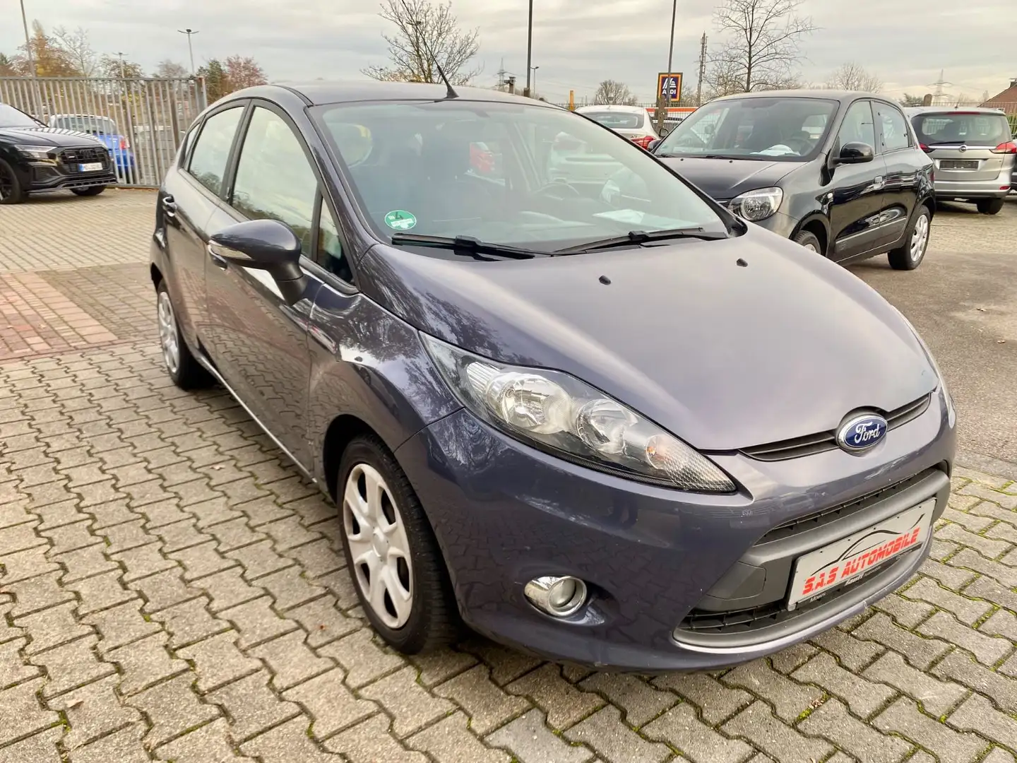 Ford Fiesta Champions Edition/2Hd./Gepflegter Zustand Gris - 1