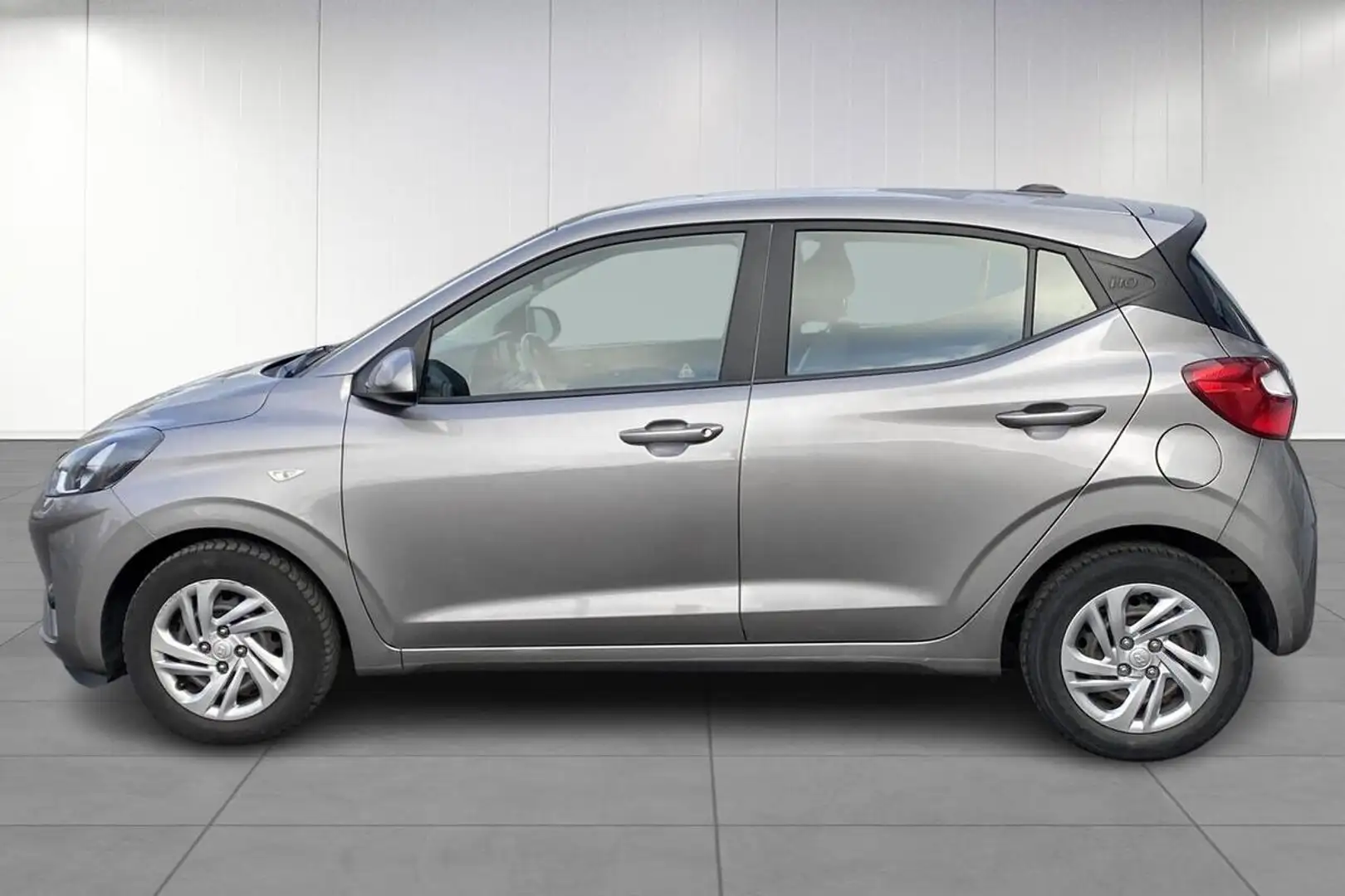 Hyundai i10 1.0 MPi 67 PK Advanced Camera + Verw Zetels Grijs - 2