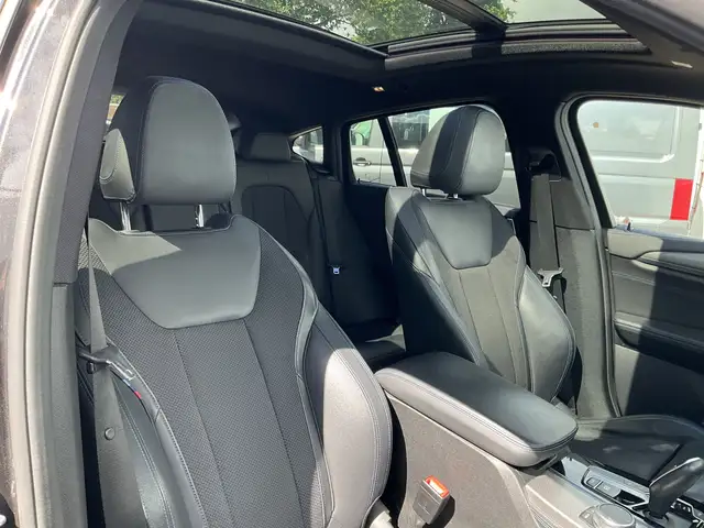 BMW X4 view 4