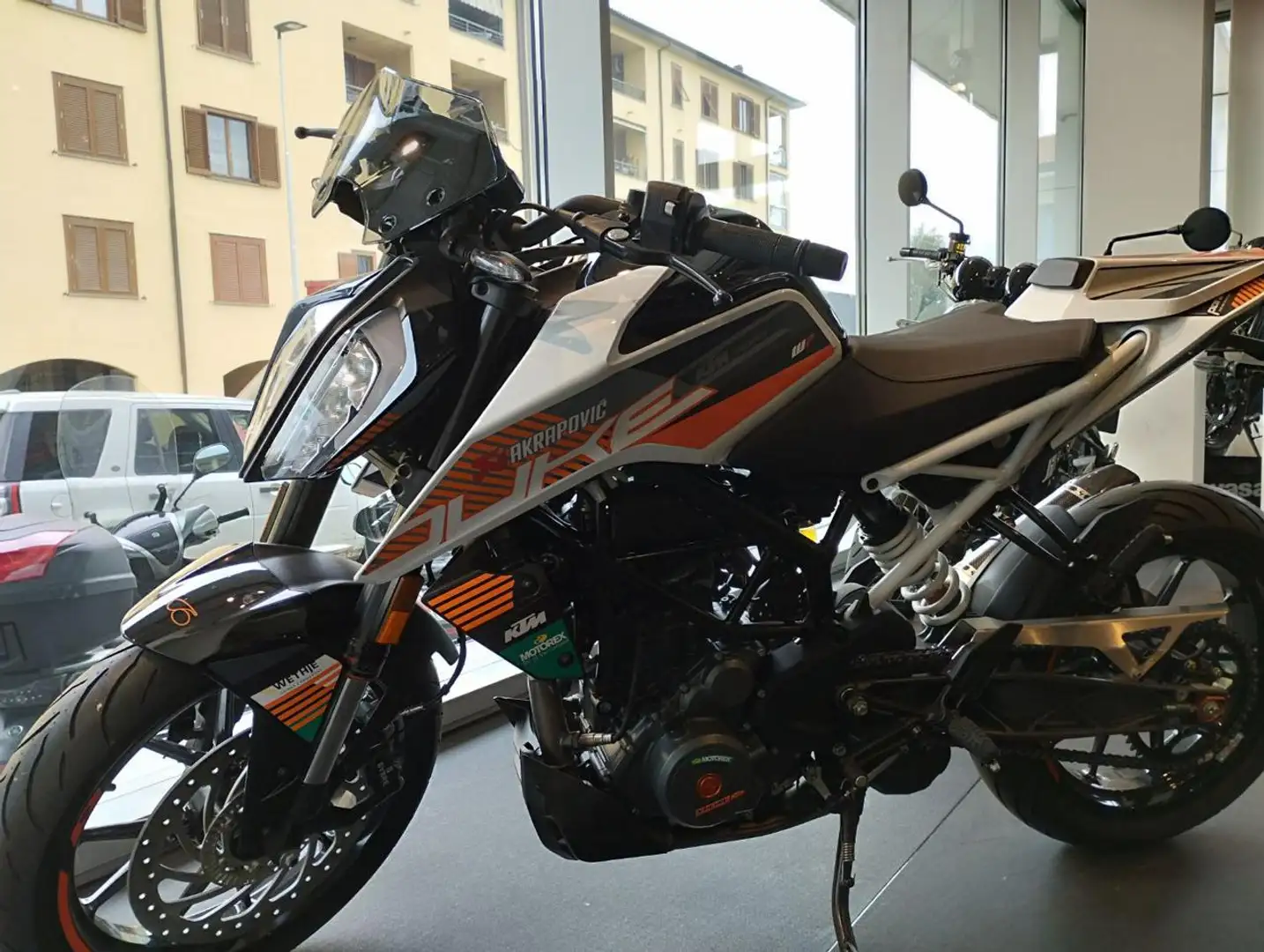 KTM 390 Duke Akrapovic Bianco - 2