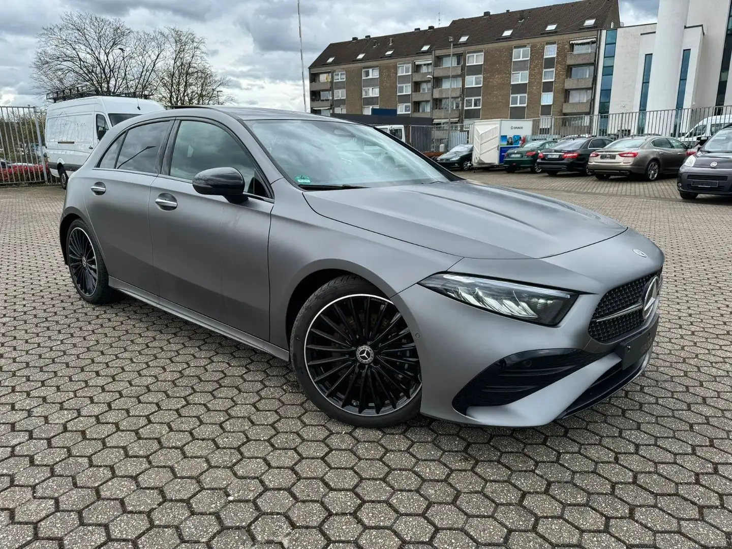 Mercedes-Benz A 220 d*AMG LINE*Panora*KeyGo*Kamera*2500km Grau - 2
