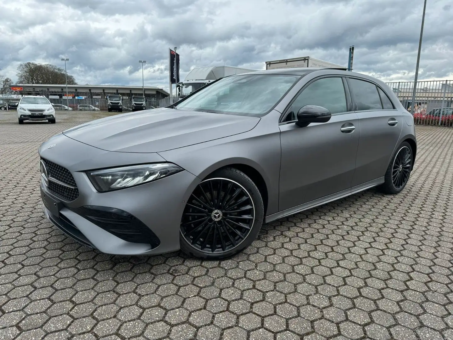 Mercedes-Benz A 220 d*AMG LINE*Panora*KeyGo*Kamera*2500km Grau - 1