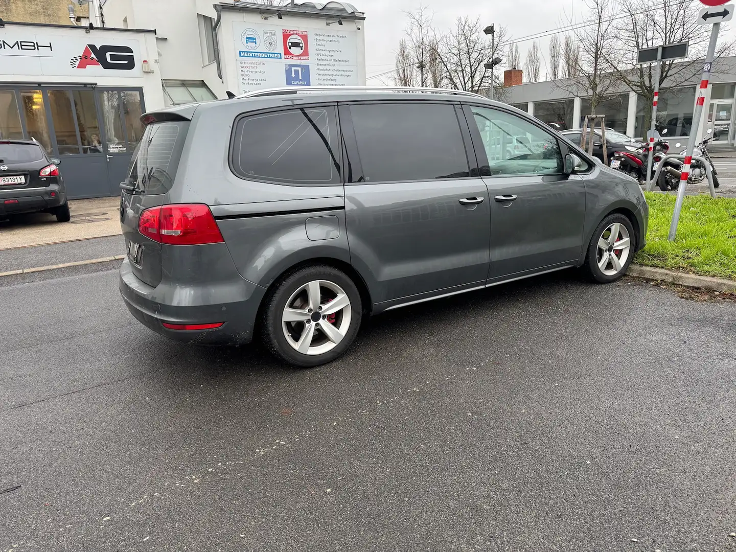 Volkswagen Sharan Sky 2.0 TDI DSG*Panorama*Xenon*PDC*Leder* Grau - 2