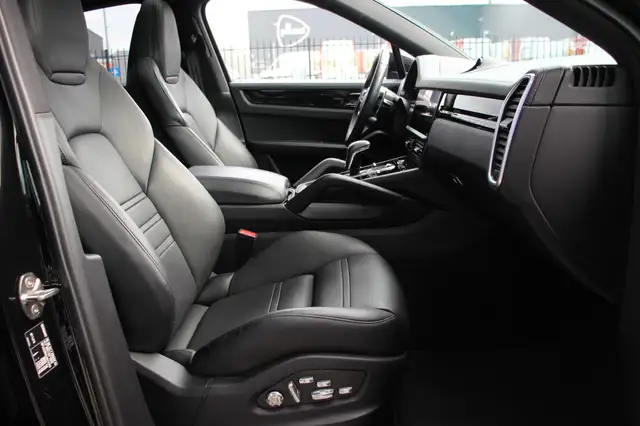 Porsche Cayenne view 13