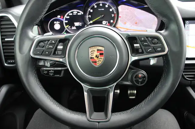 Porsche Cayenne view 16