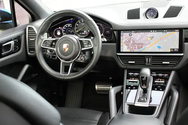 Porsche Cayenne view 11
