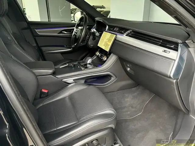 Jaguar F-Pace view 8
