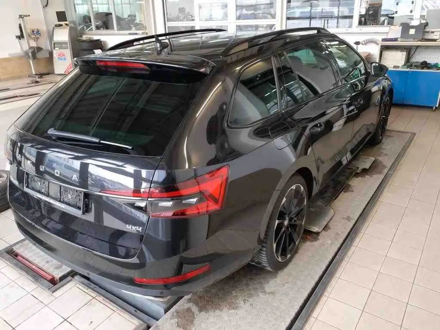 Skoda Superb Combi Sportline 4x4 2.0TSI DSG Matrix Nav Noir - 2
