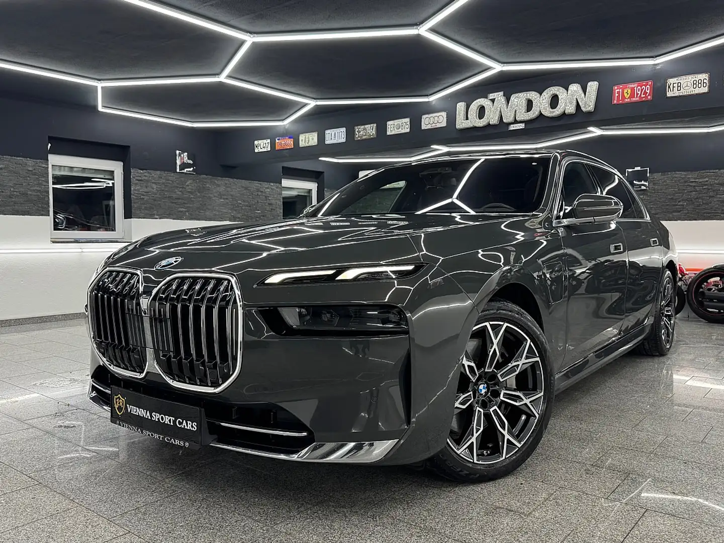 BMW 750 i G70 Hybrid-Benzin xDrive*VOLL*N.P:144.000€*MWST* Grau - 1