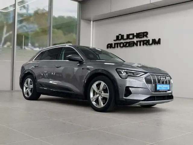 Audi e-tron 55 quattro advanced, Gehobene Ausstattung