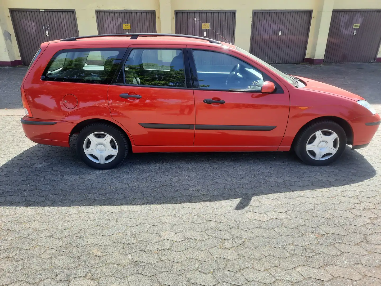 Ford Focus 1.6 Turnier Futura TÜV 06/2025 Rojo - 2