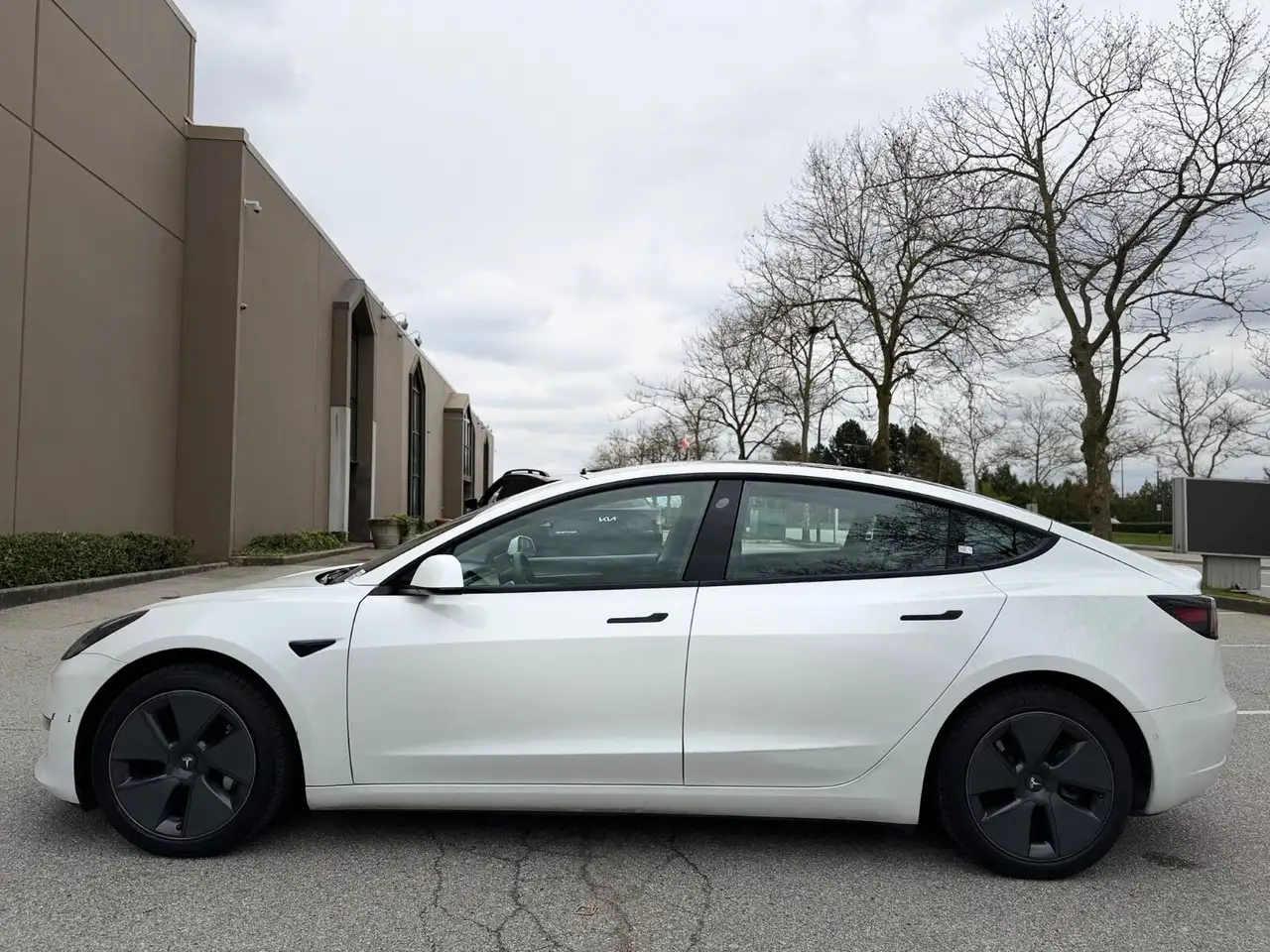 Tesla Model 3 снимка Tesla Model 3