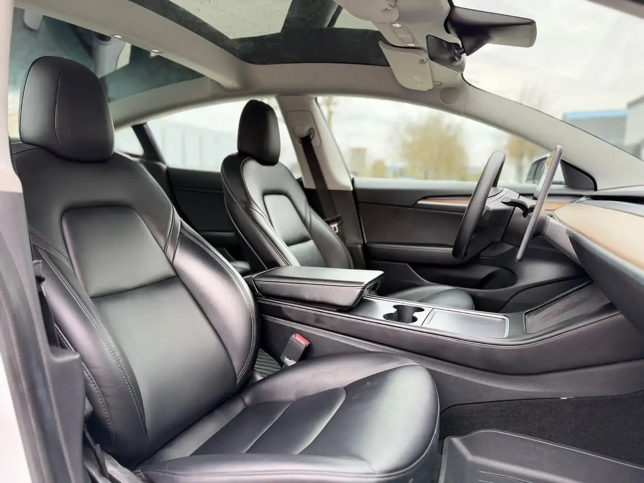 Tesla Model 3 снимка Tesla Model 3
