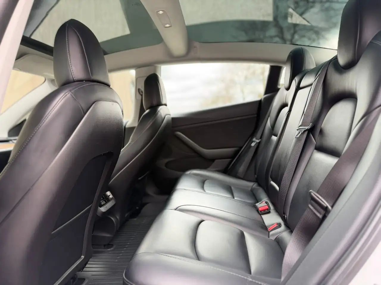 Tesla Model 3 снимка Tesla Model 3
