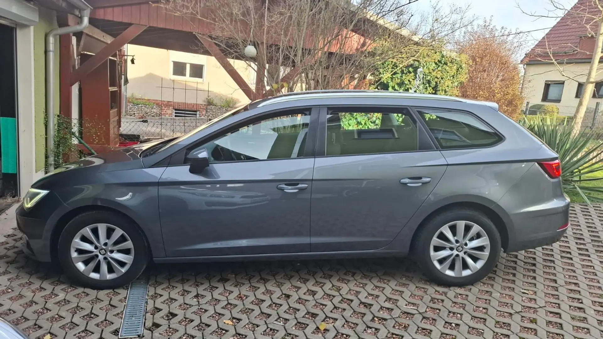 SEAT Leon Leon ST 1.6 TDI Start Grau - 2