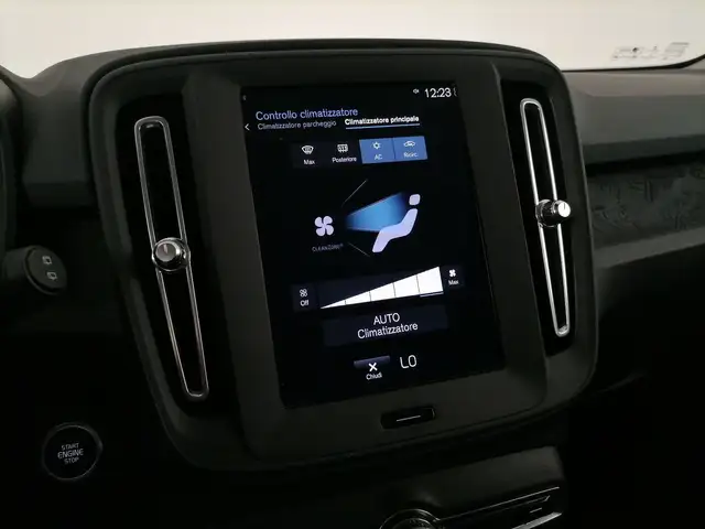 Volvo XC40 view 15