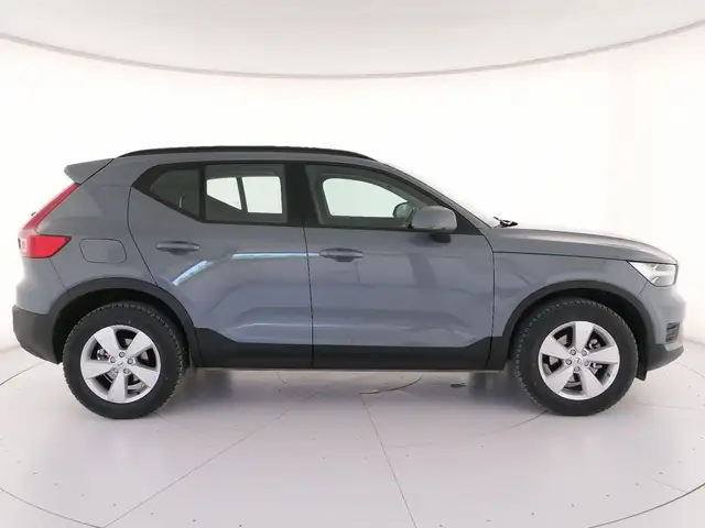 Volvo XC40 view 3