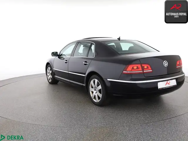 Volkswagen Phaeton view 3