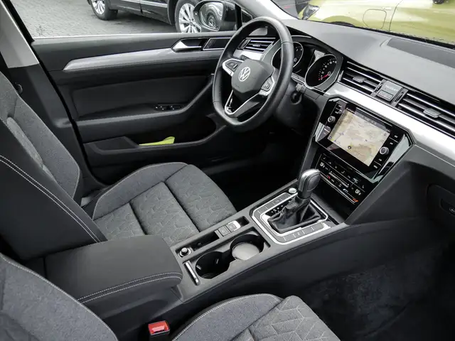Volkswagen Passat view 3