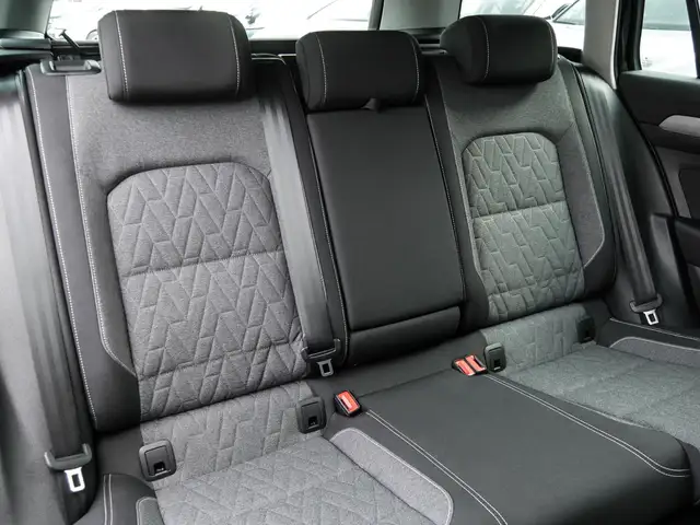 Volkswagen Passat view 4