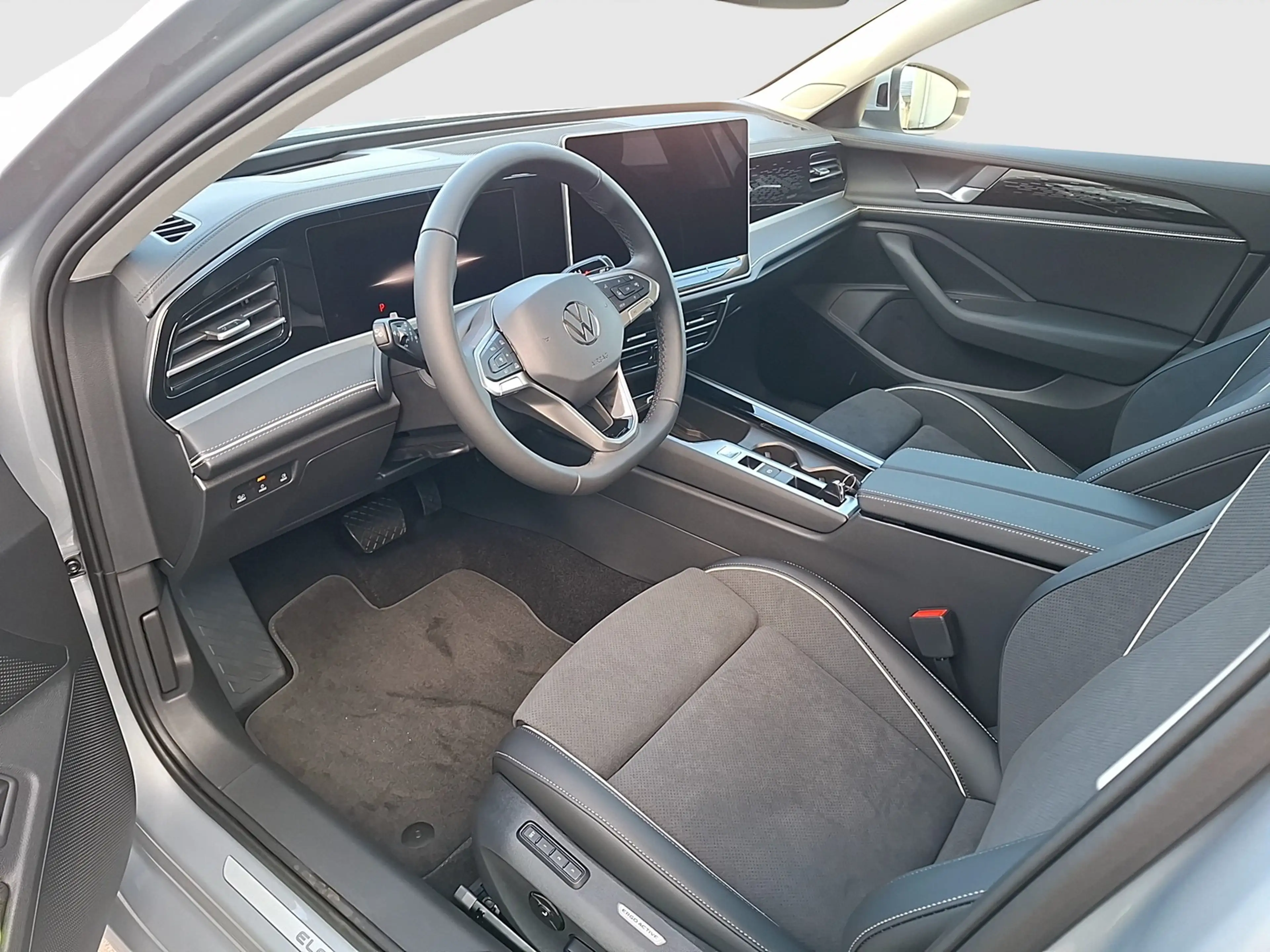 Volkswagen Passat Variant eTSI Elegance DSG Matrix AHK Navi AID HUD ACC R... — photo 9