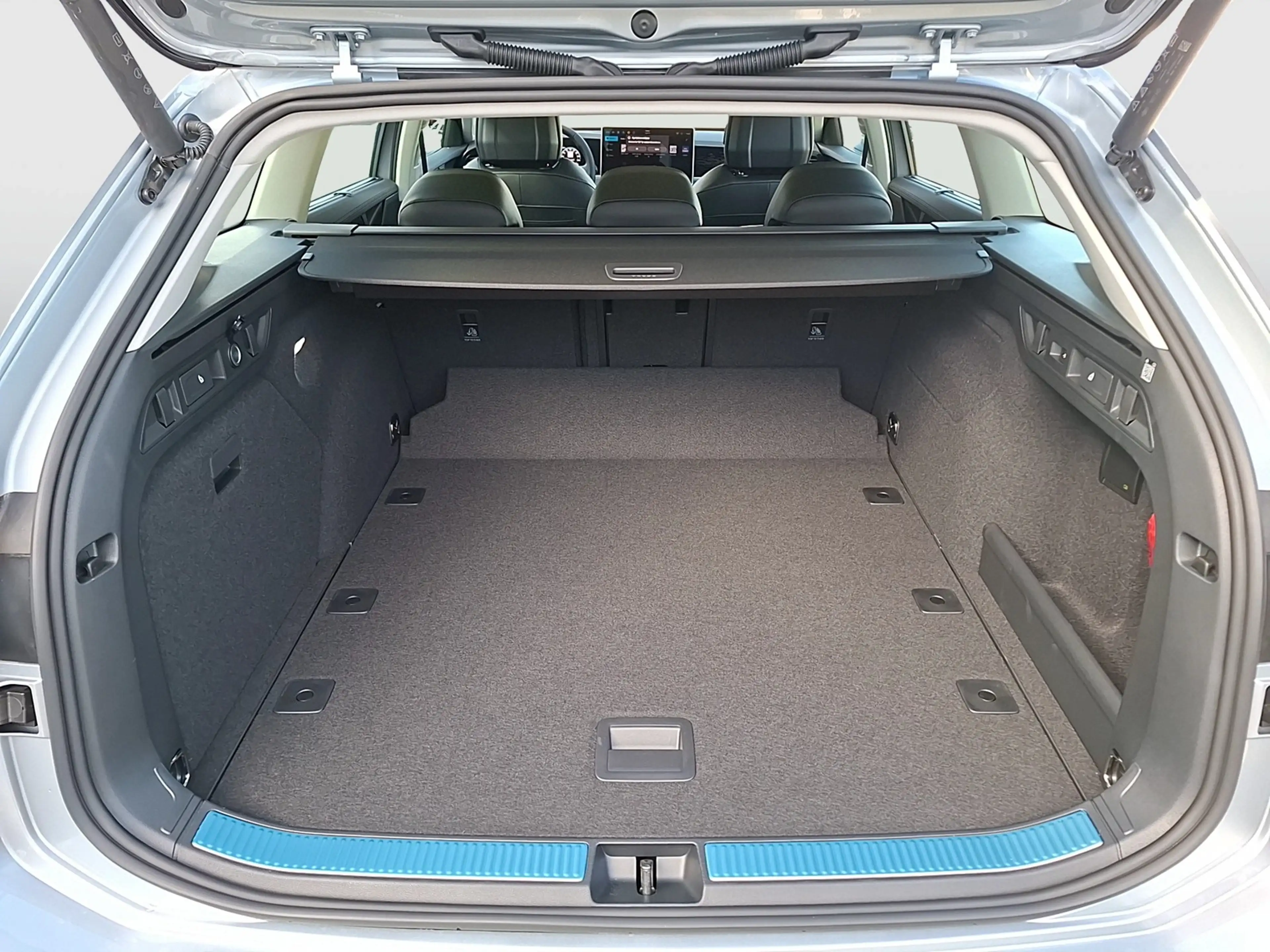 Volkswagen Passat Variant eTSI Elegance DSG Matrix AHK Navi AID HUD ACC R... — photo 13