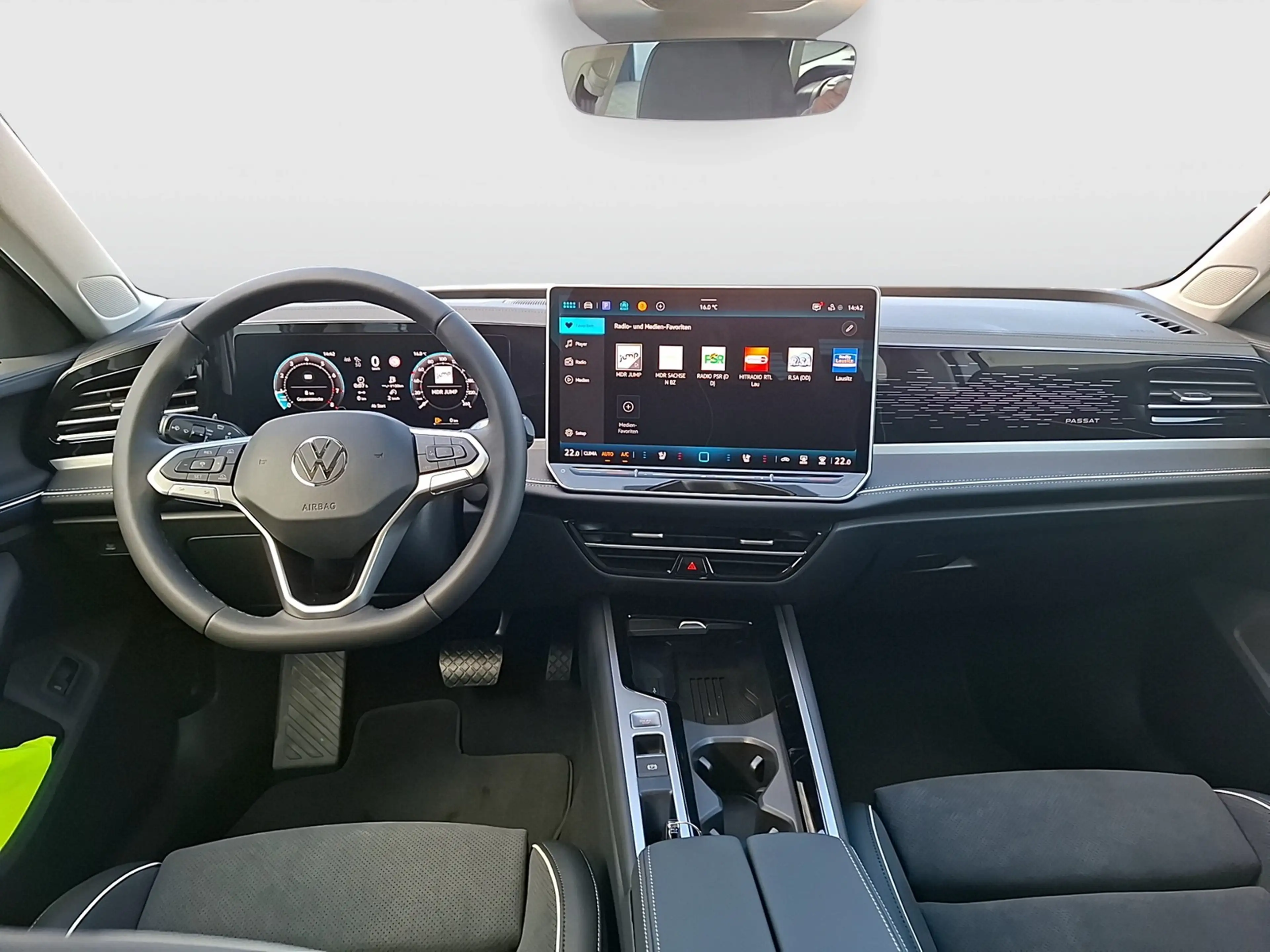 Volkswagen Passat Variant eTSI Elegance DSG Matrix AHK Navi AID HUD ACC R... — photo 11