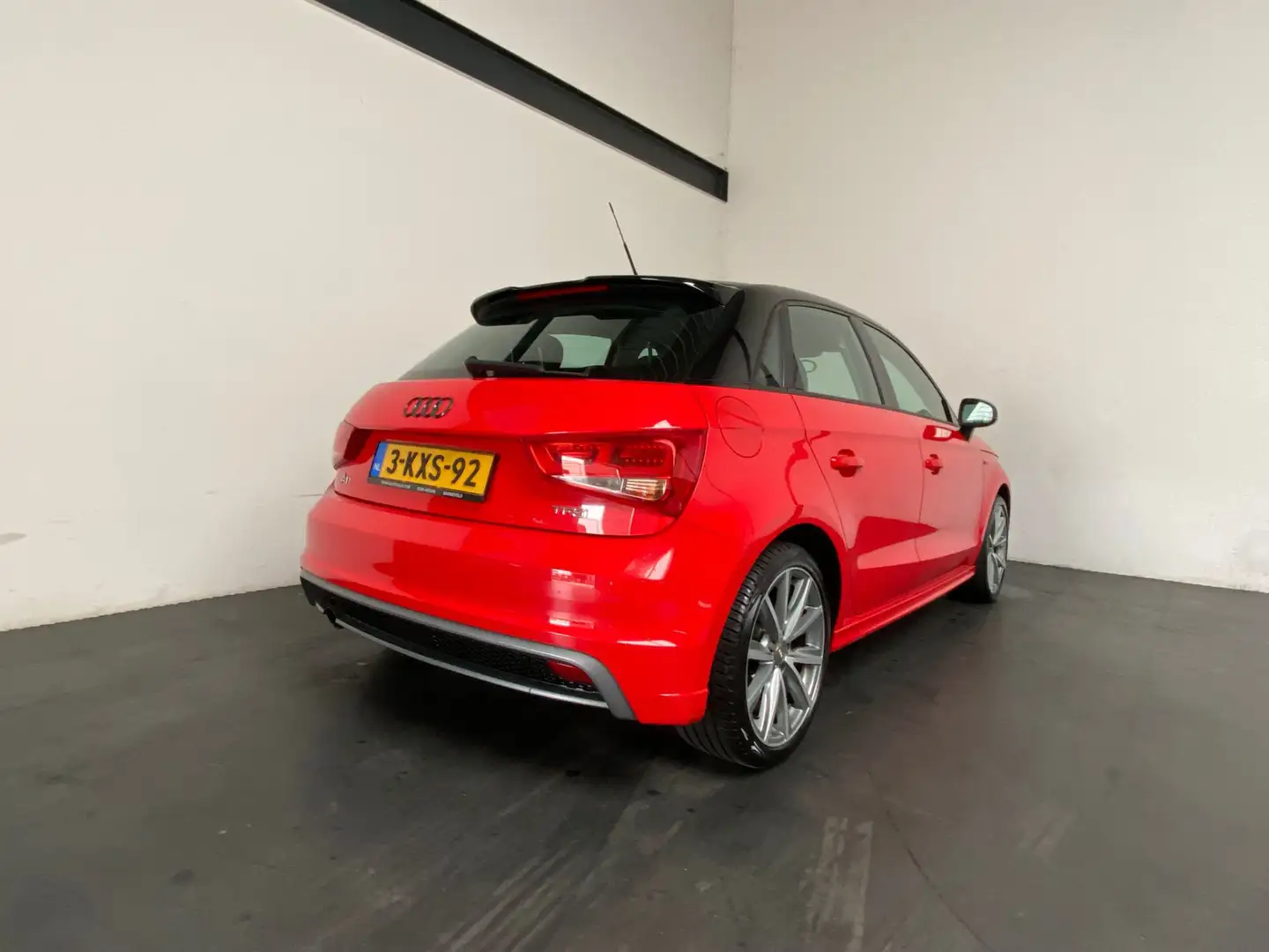 Audi A1 Sportback 1.2 TFSI Admired Rood - 2