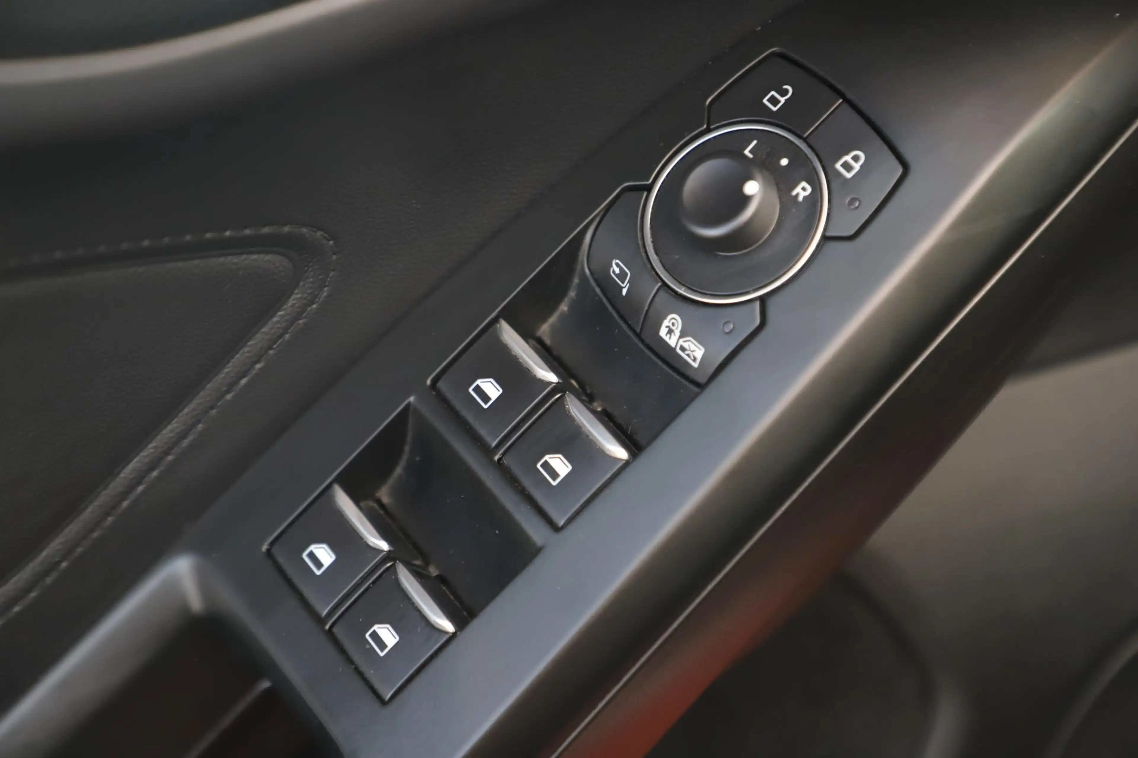 Ford Focus Wagon 1.0 EcoBoost Hybrid ST Line X Business 125PK — photo 12