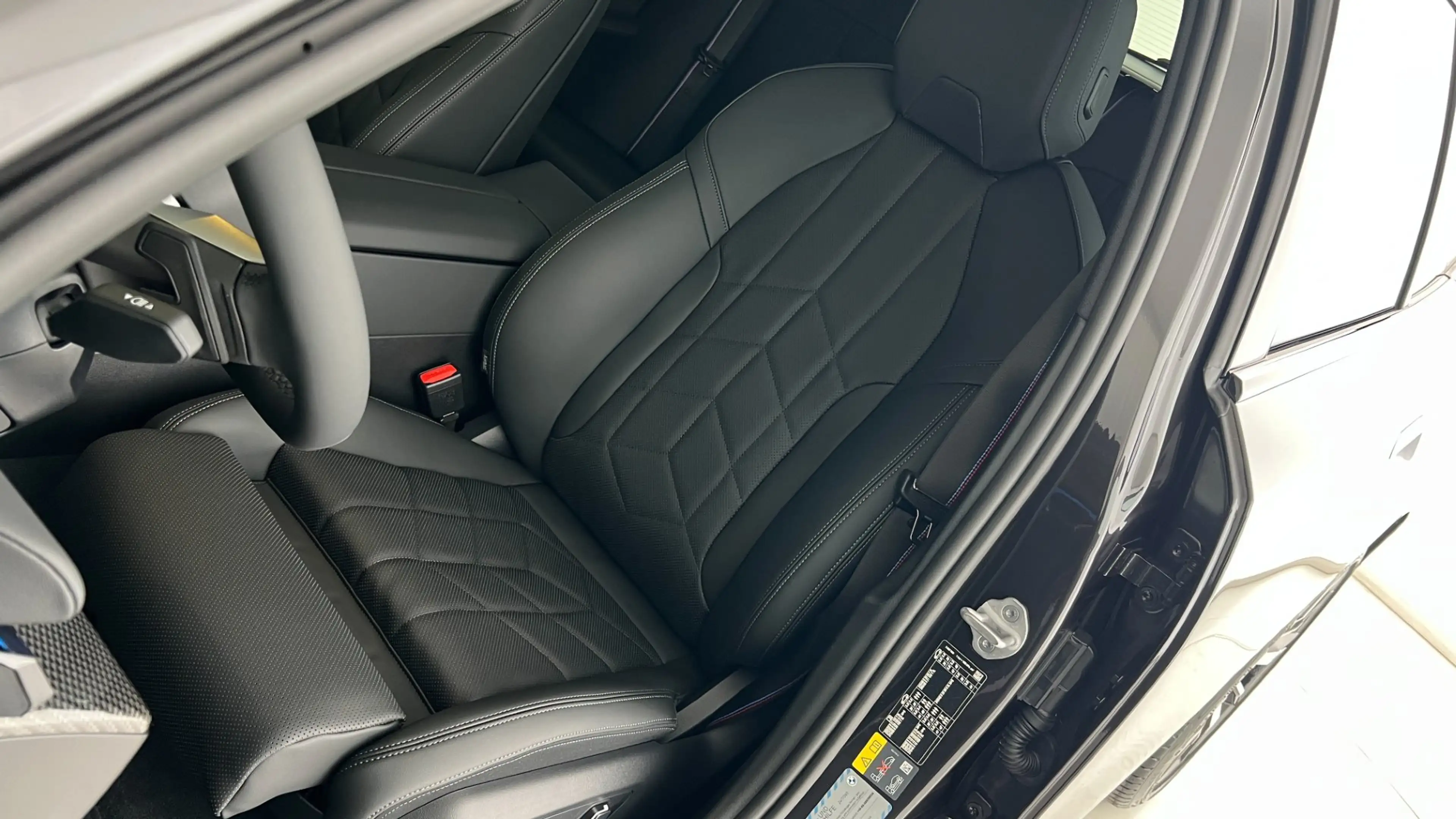 BMW i5 xDrive40 — photo 11