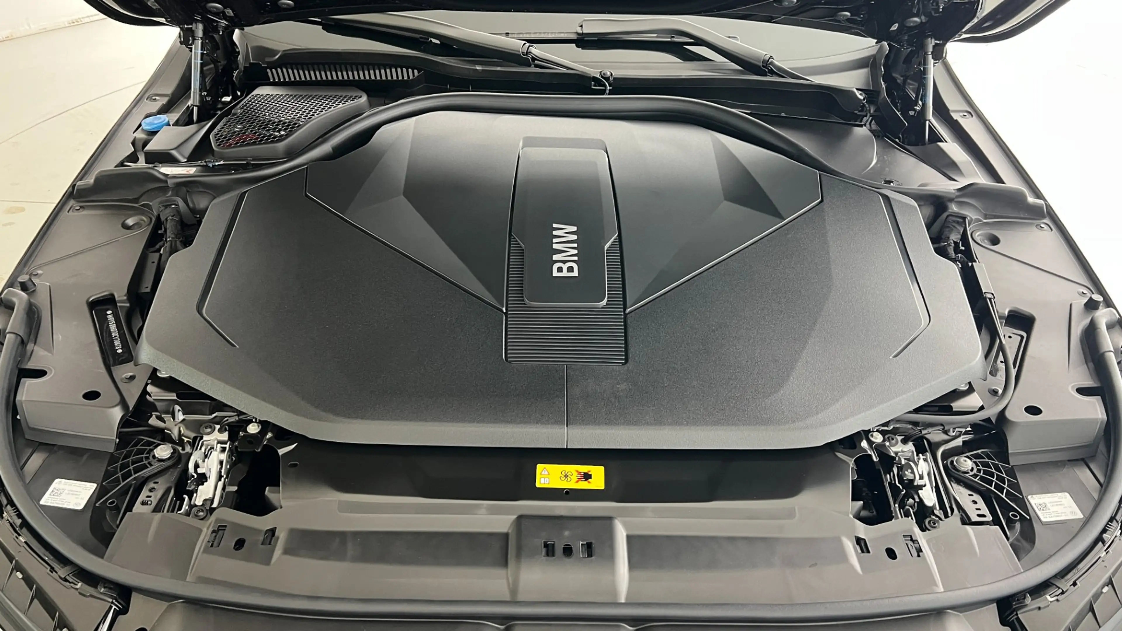BMW i5 xDrive40 — photo 12
