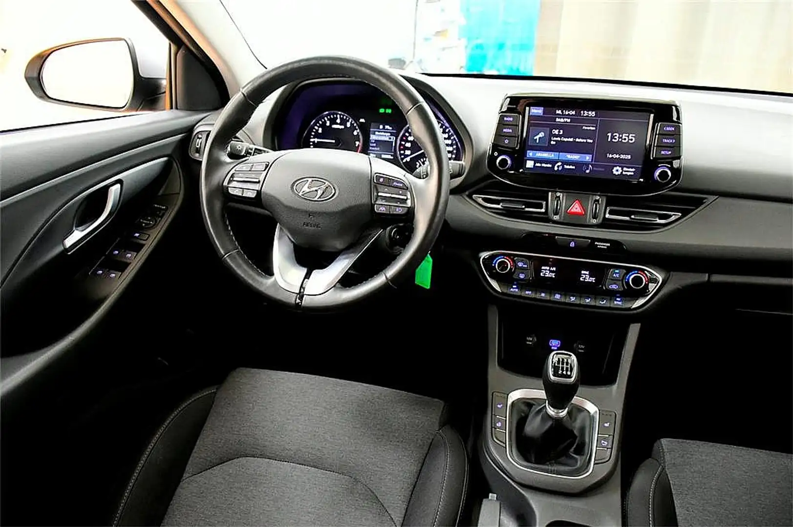 Hyundai i30 CW 1,0 T-GDI Trend Line crna - 2