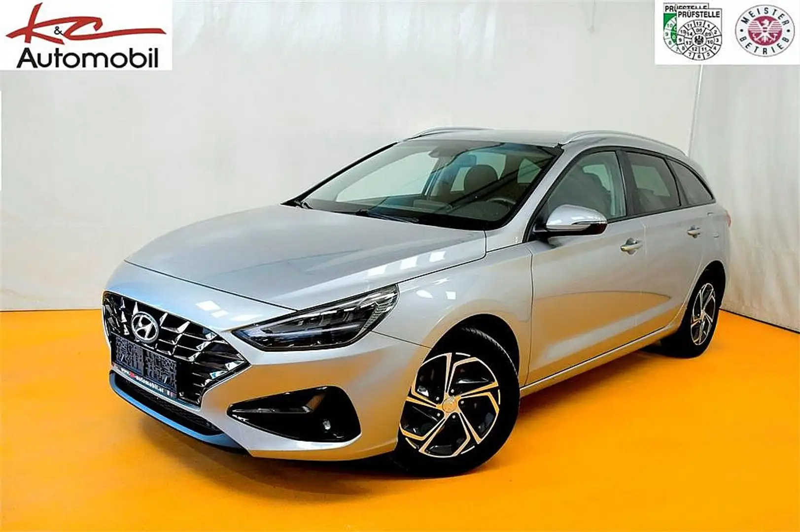 Hyundai i30 CW 1,0 T-GDI Trend Line crna - 1