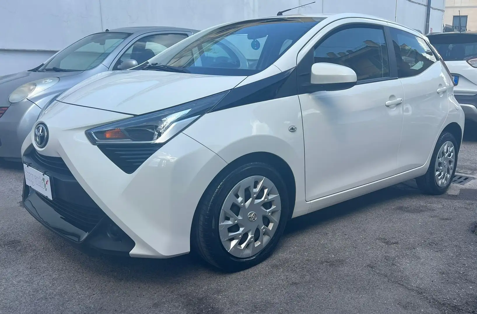Toyota Aygo Connect 1.0 VVT-i 72 CV 5 porte x-clusiv Weiß - 1