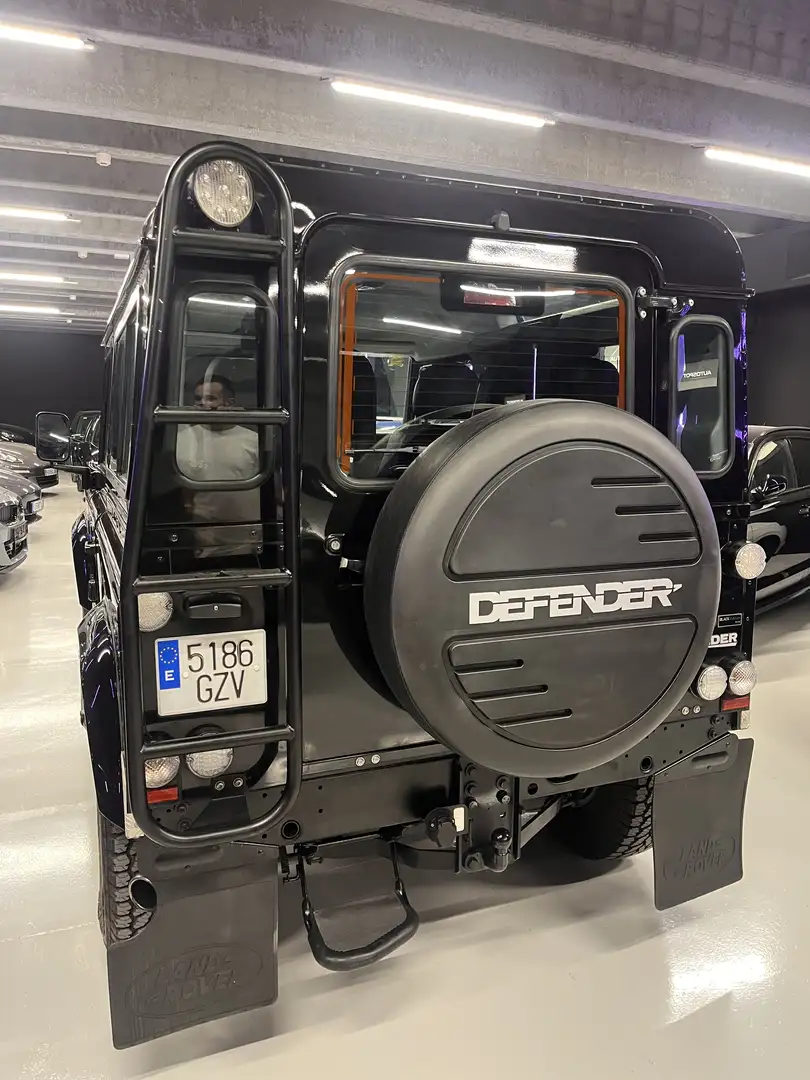 Land Rover Defender Black Edition Unidad 40, 90 SW E 4pl. Negro - 2