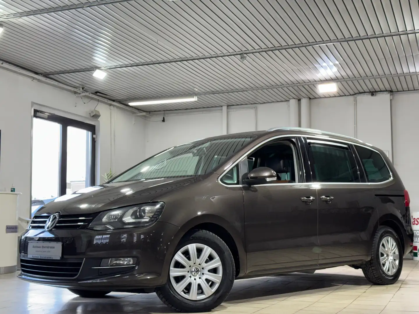 Volkswagen Sharan 2.0 DSG Highline*Bi-Xen*Pano*7 Sitzer*RFK*St.HZG Braun - 1
