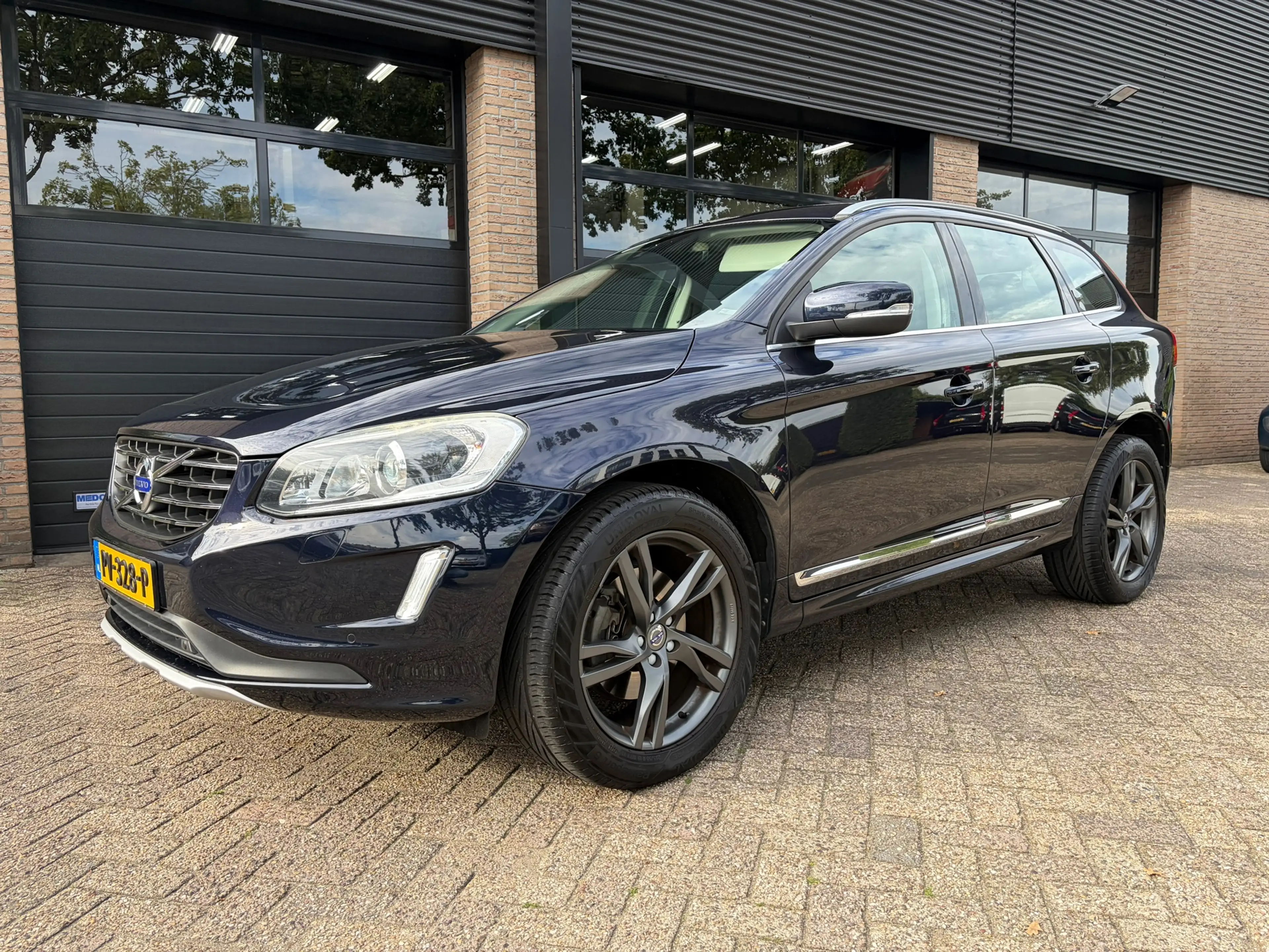 Volvo XC60 2.0 D4 FWD R-Design Automaat trekhaak dealer onder