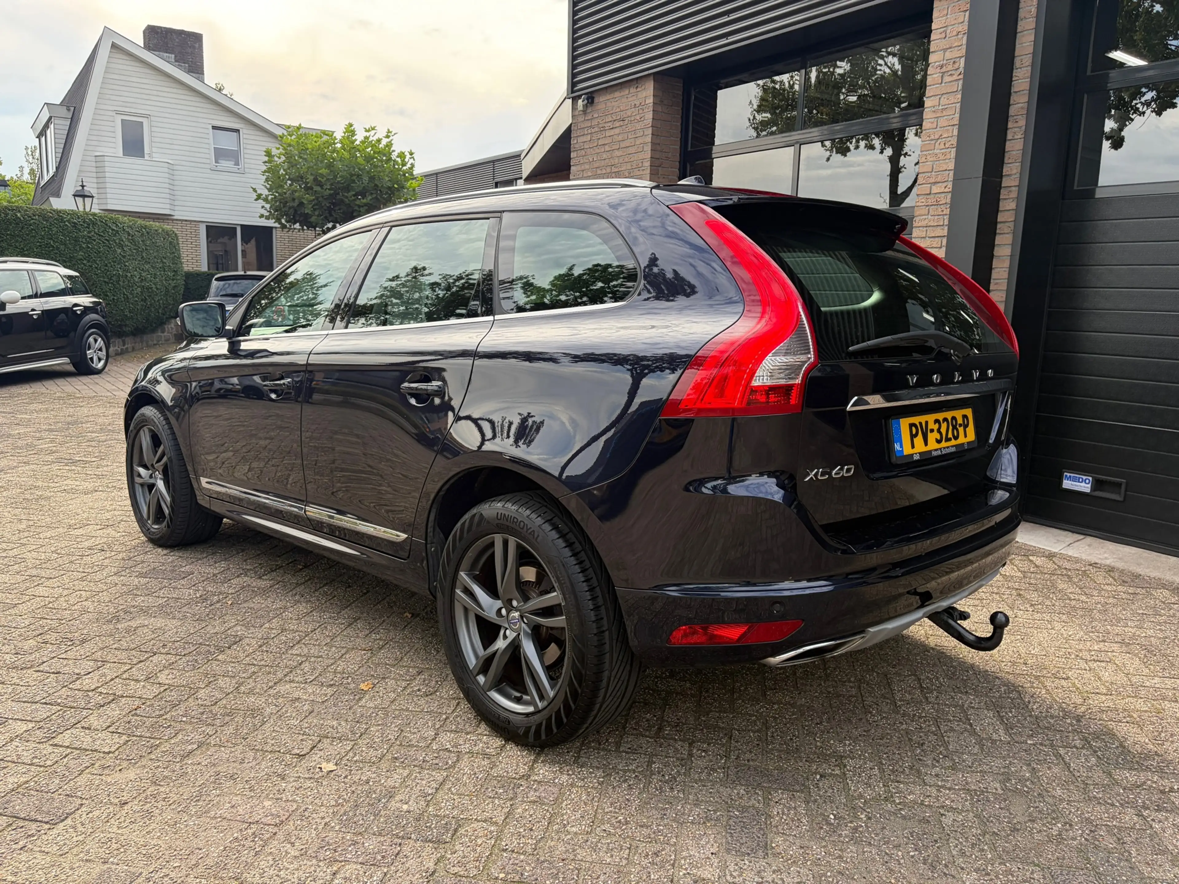 Volvo XC60 2.0 D4 FWD R-Design Automaat trekhaak dealer onder — photo 3