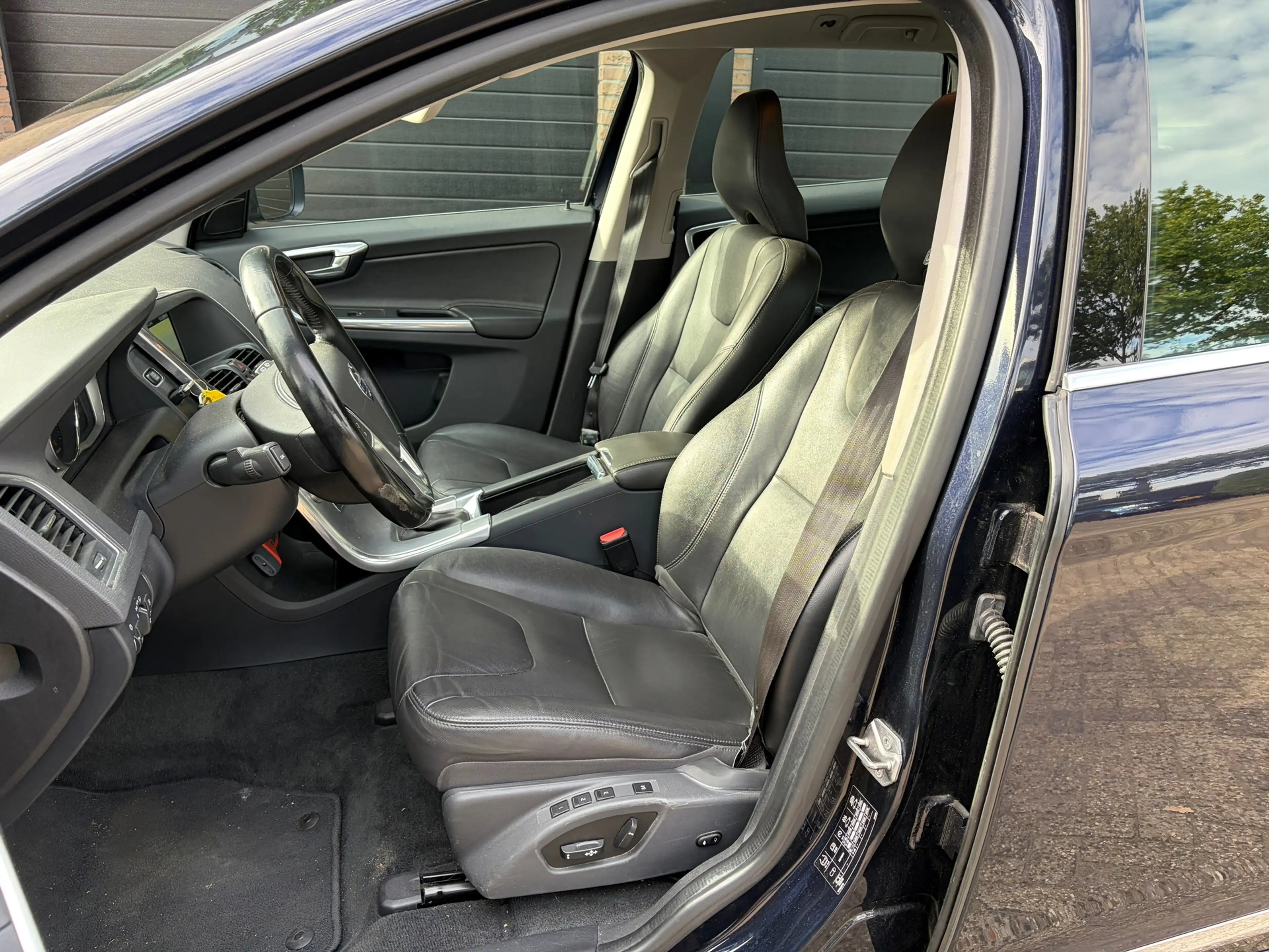 Volvo XC60 2.0 D4 FWD R-Design Automaat trekhaak dealer onder — photo 9