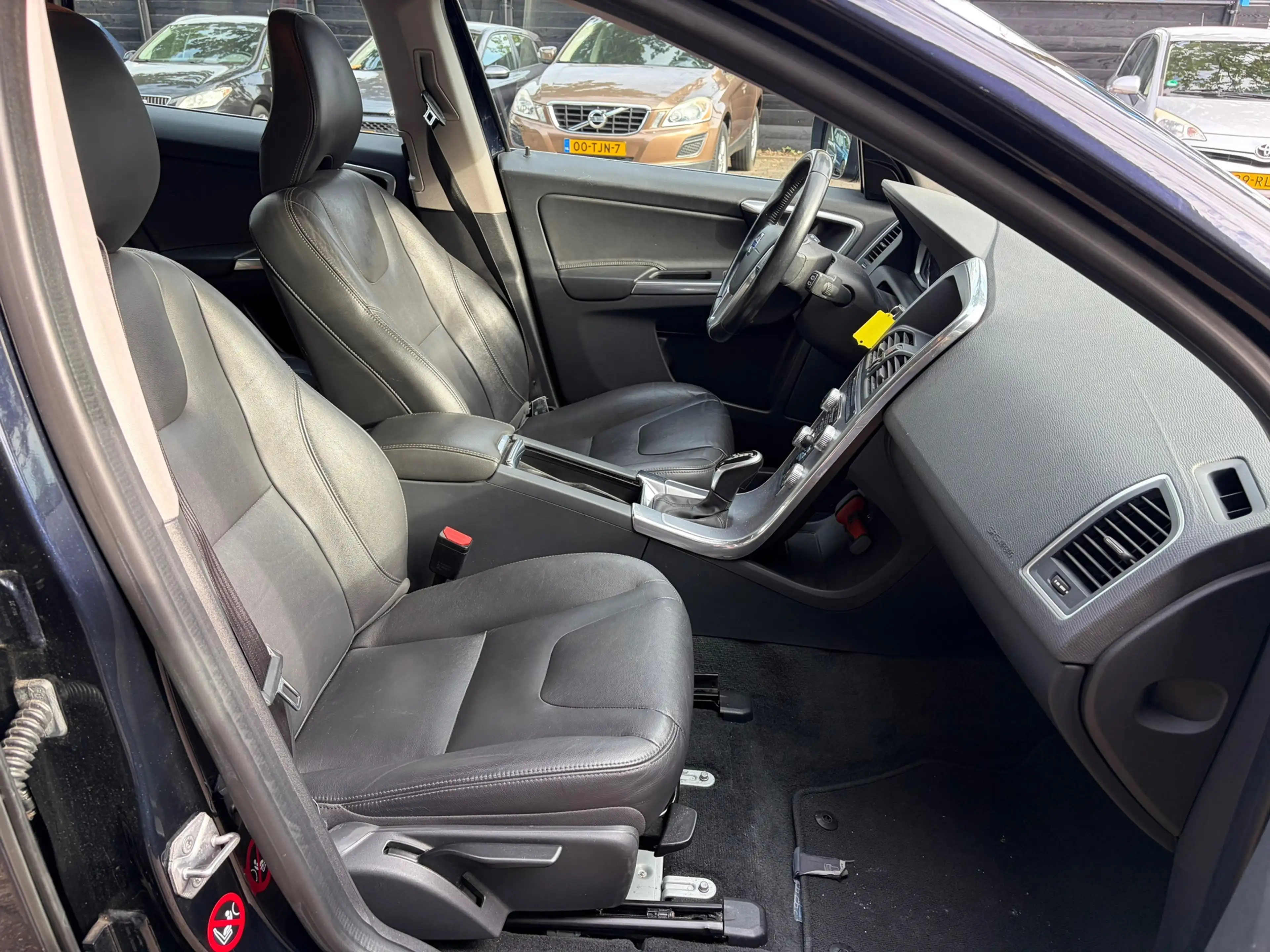 Volvo XC60 2.0 D4 FWD R-Design Automaat trekhaak dealer onder — photo 6