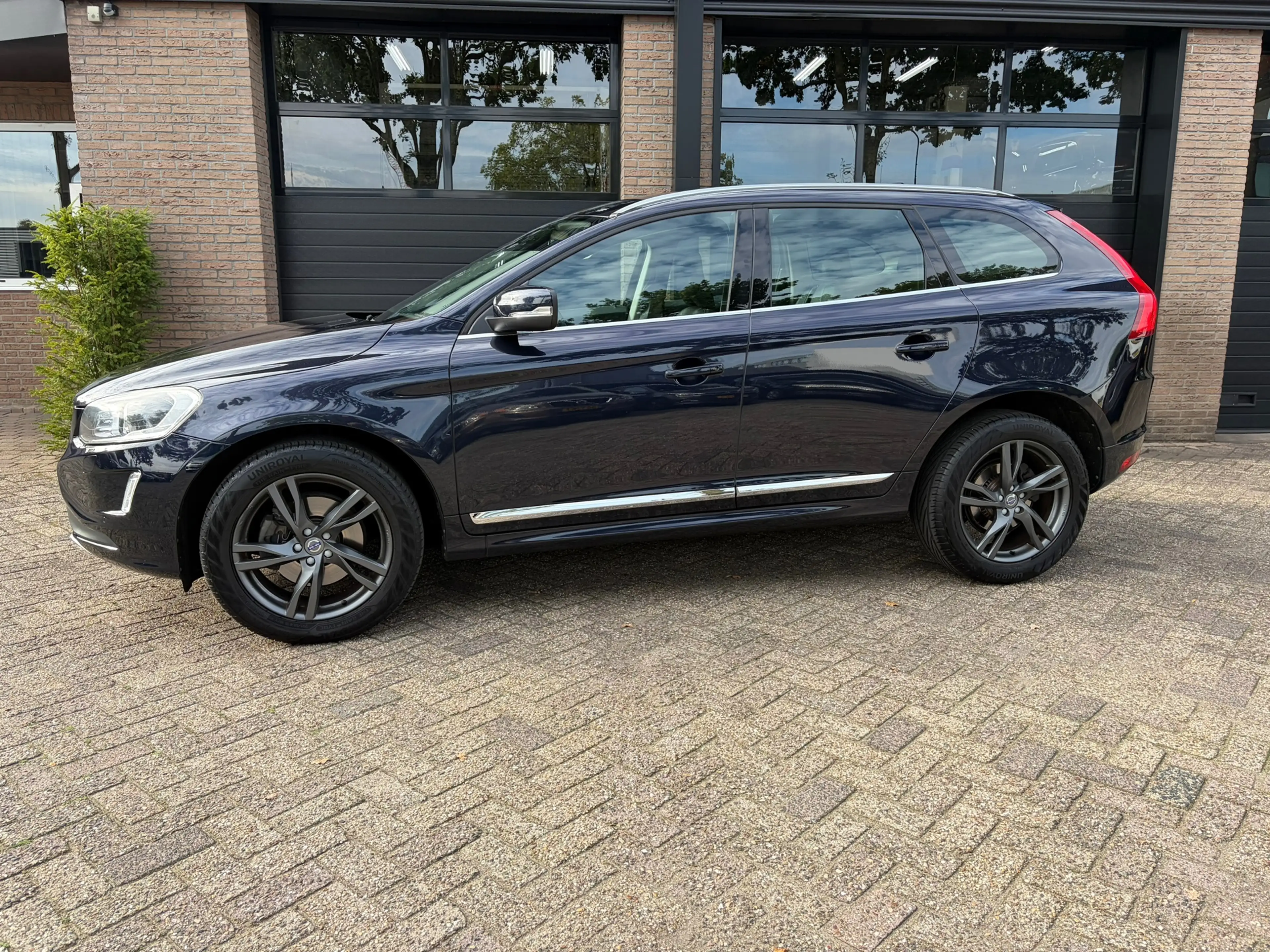 Volvo XC60 2.0 D4 FWD R-Design Automaat trekhaak dealer onder — photo 2