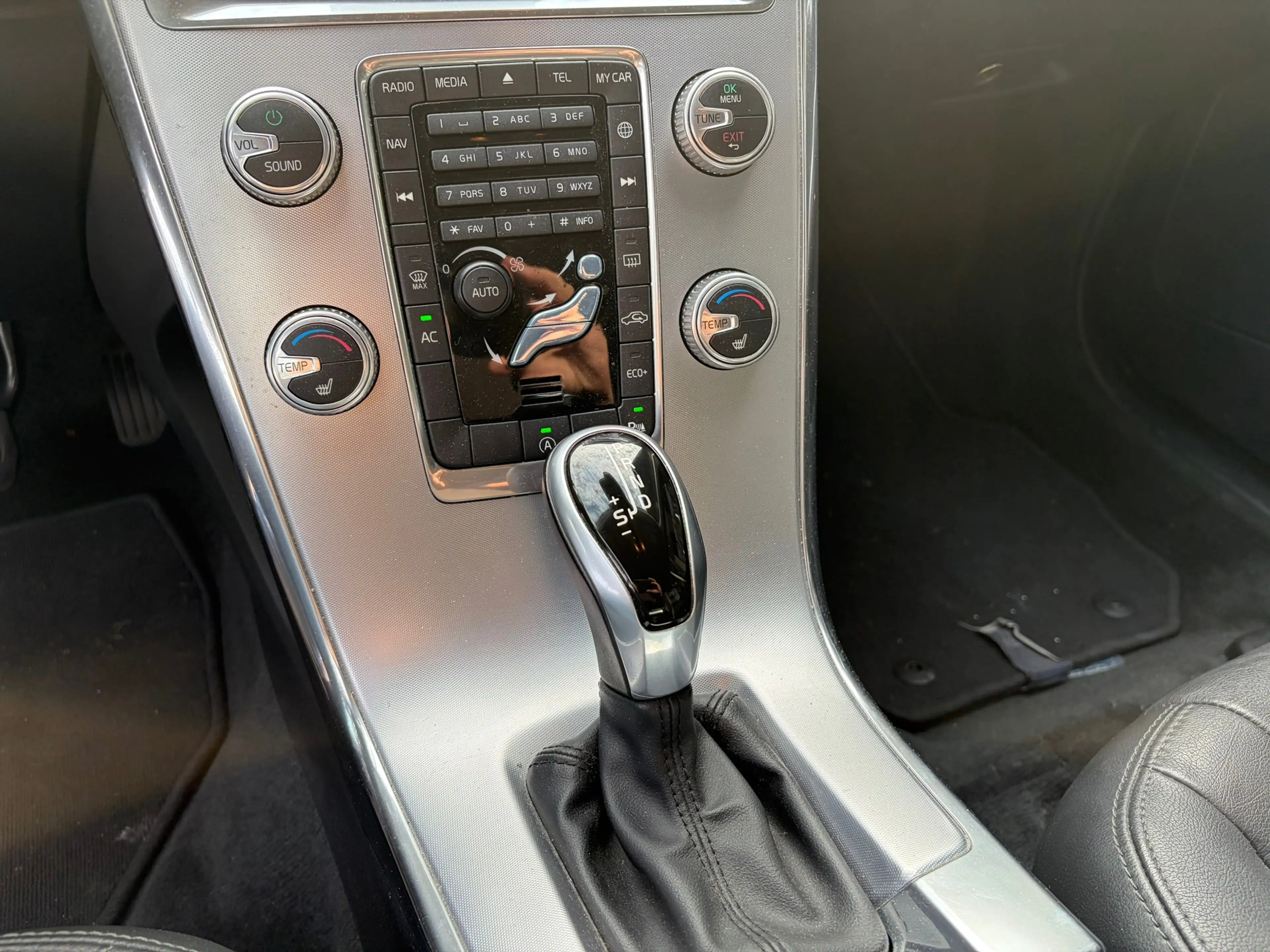 Volvo XC60 2.0 D4 FWD R-Design Automaat trekhaak dealer onder — photo 15