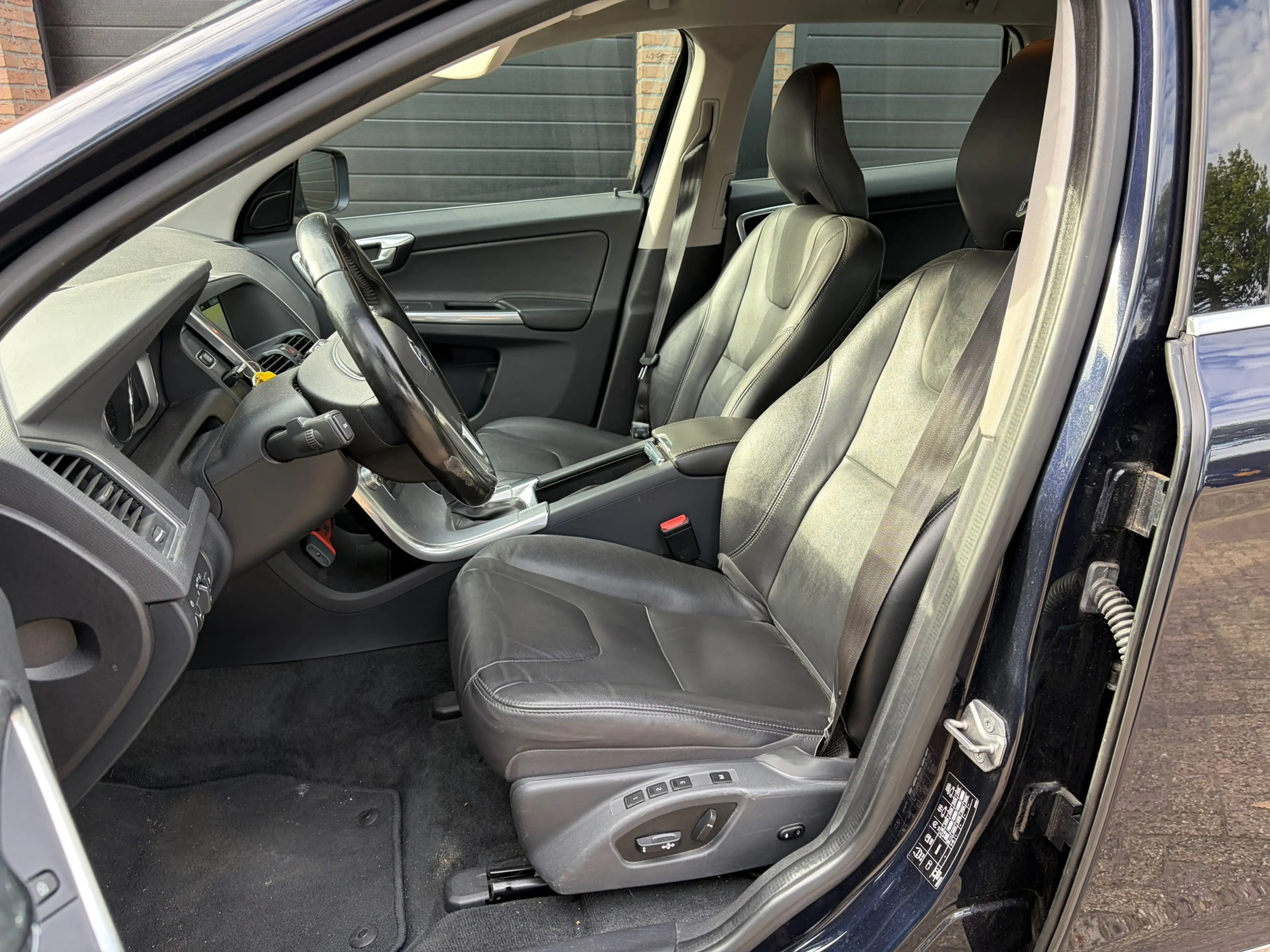 Volvo XC60 2.0 D4 FWD R-Design Automaat trekhaak dealer onder — photo 10