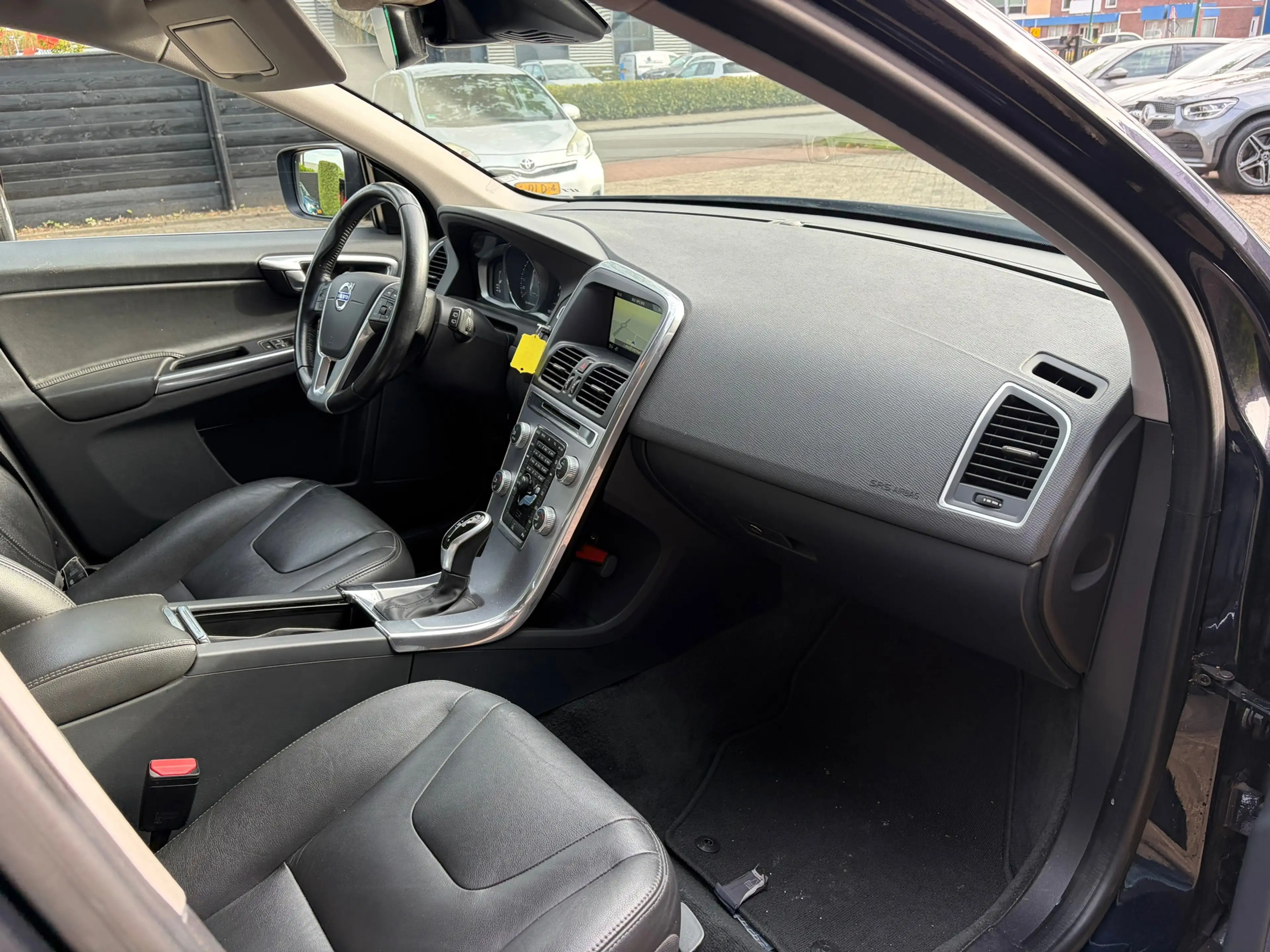 Volvo XC60 2.0 D4 FWD R-Design Automaat trekhaak dealer onder — photo 5