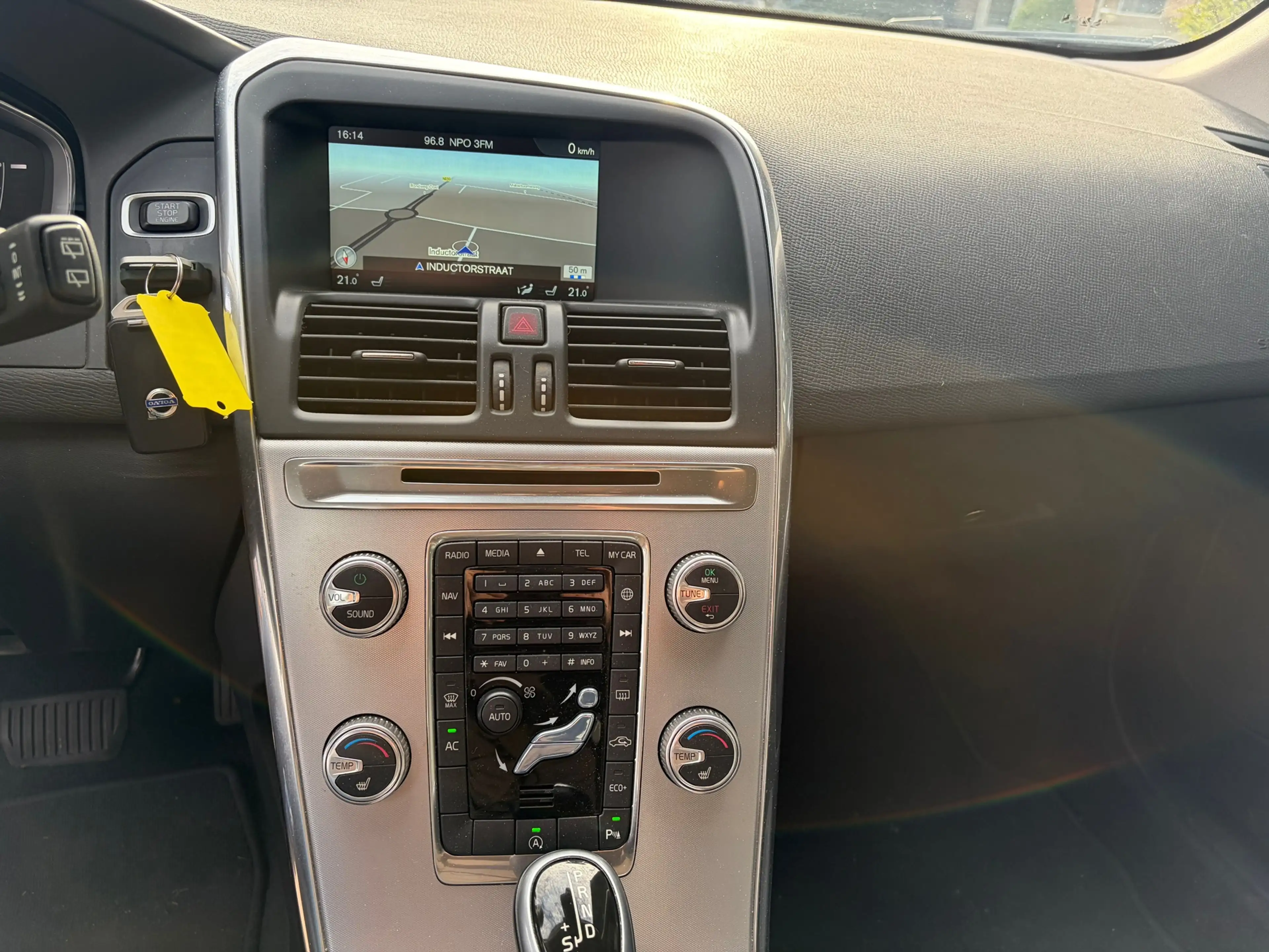 Volvo XC60 2.0 D4 FWD R-Design Automaat trekhaak dealer onder — photo 14