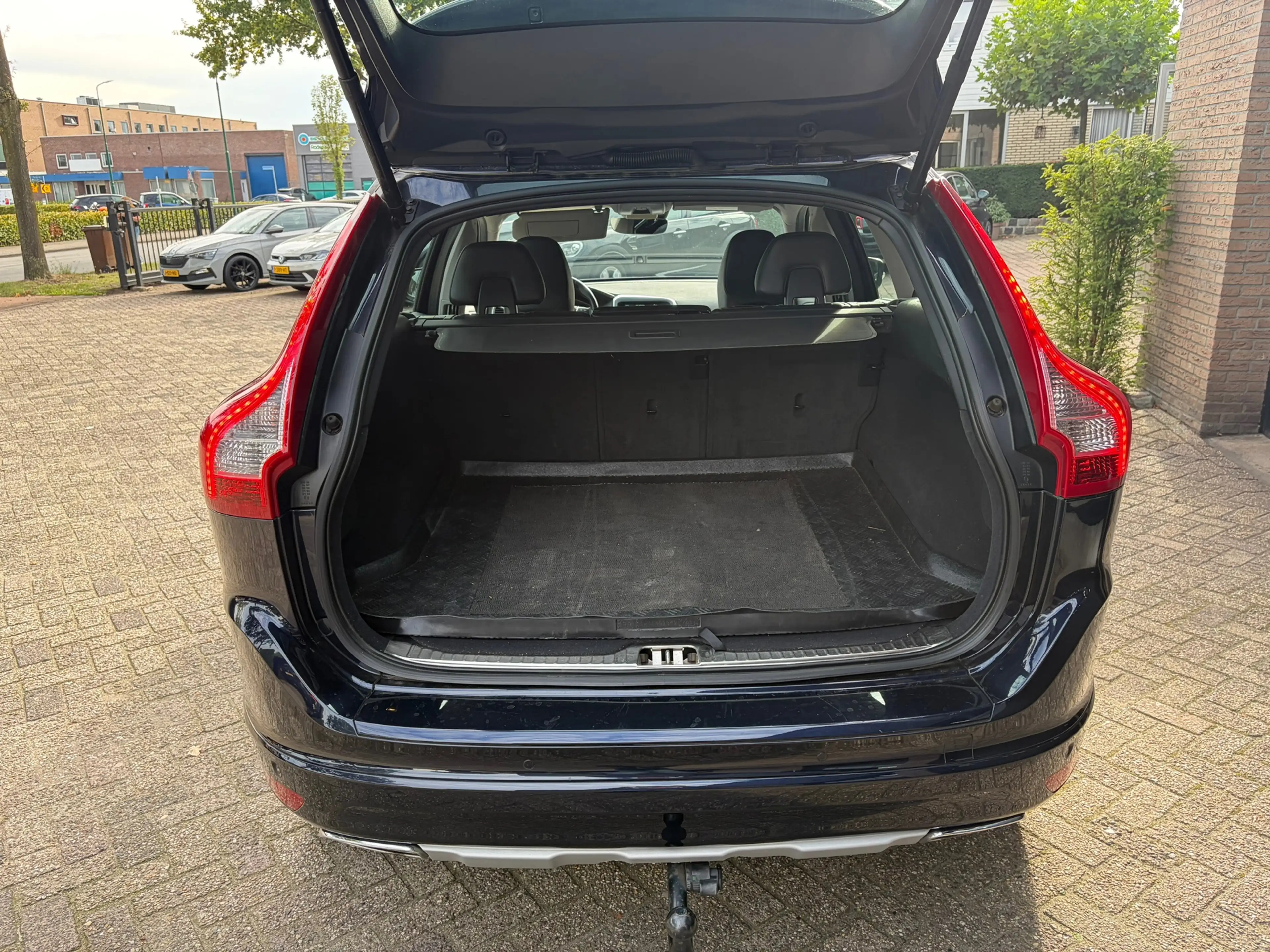 Volvo XC60 2.0 D4 FWD R-Design Automaat trekhaak dealer onder — photo 7